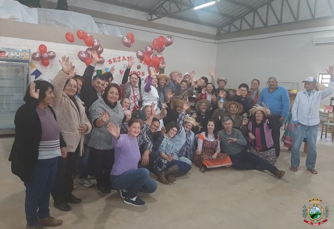 Arraiá do grupo de idosos alegra tarde dos participantes