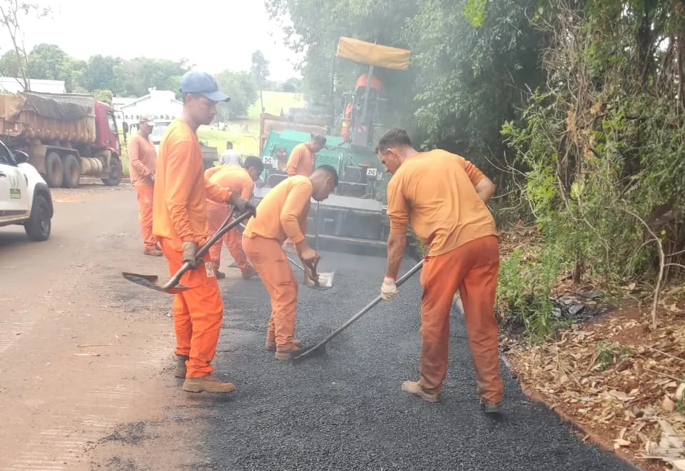 Comunidade de Vila Salto recebe camada asfáltica na conclusão da etapa final de conclusão do asfalto.