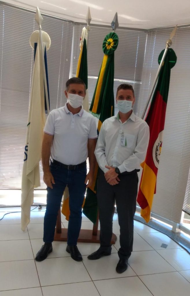 Prefeito recebe novo gerente do Sicredi