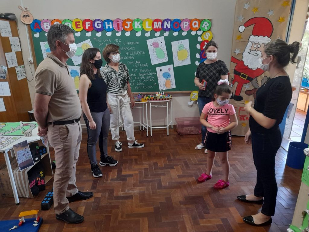 Prefeito prestigia mostra pedagógica e recebe demandas na Escola São Pio X