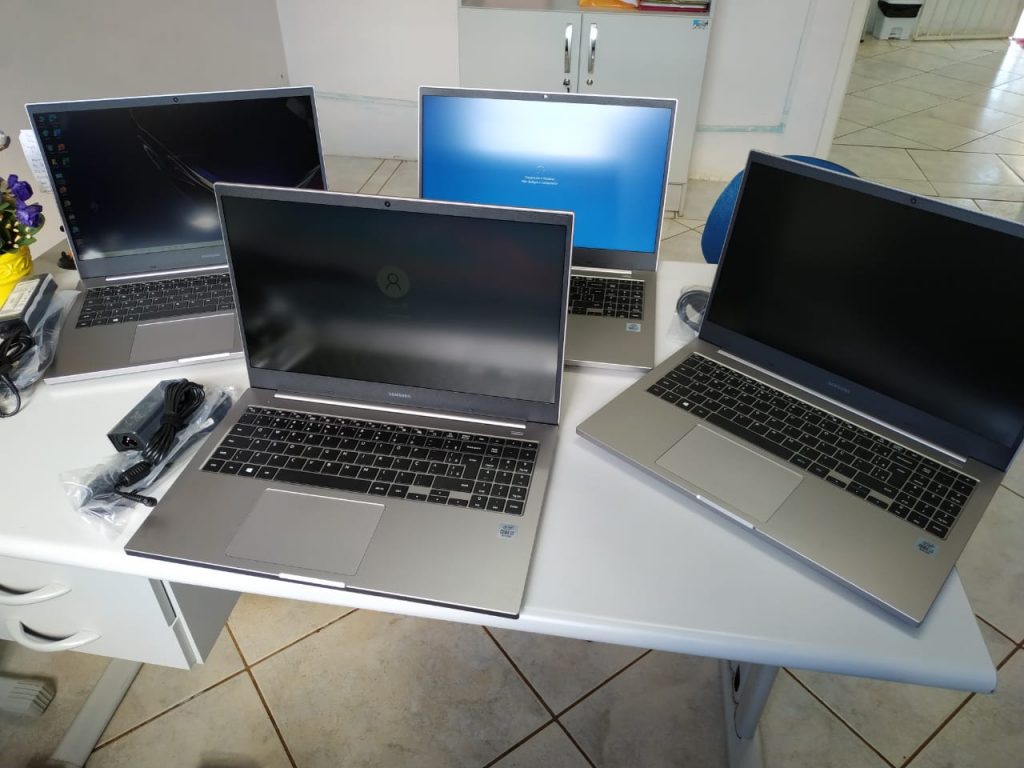 Professores da escola municipal recebem Notebooks