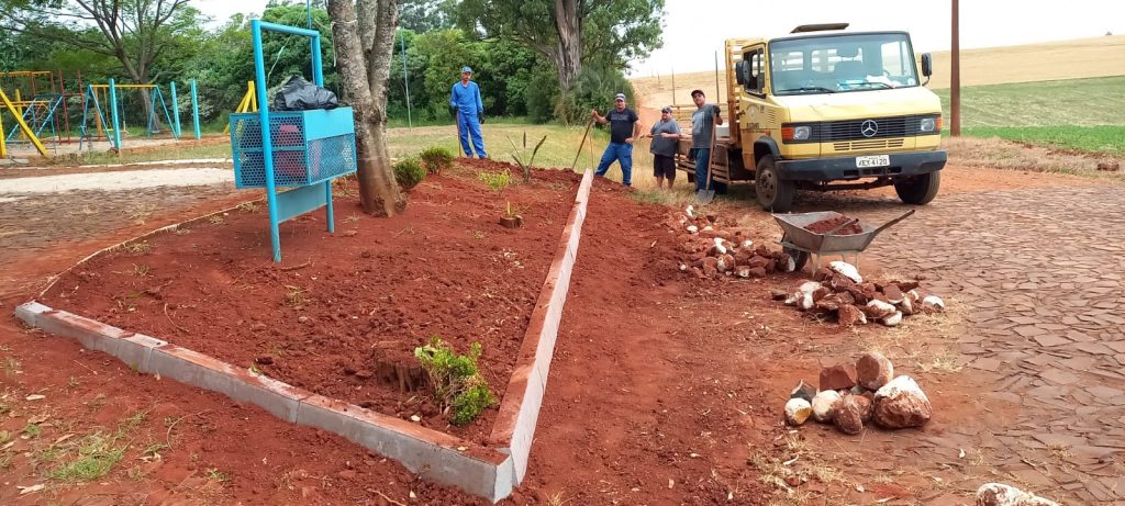 Secretaria de obras revitaliza canteiro em escola de Bozano