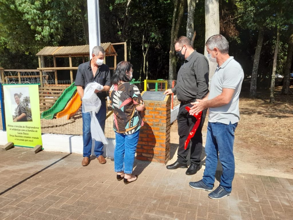 Descerramento da placa em homenagem a Lucas Ferrazza Basso emociona familiares e amigos