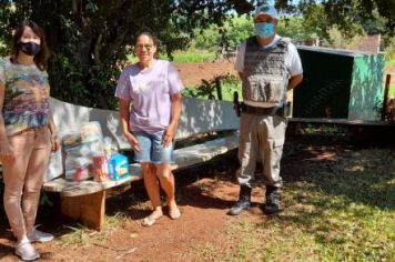 Foto - Natal Solidário beneficia famílias com cestas básicas