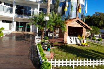 Foto - Casa do Coelho na Praça da Prefeitura recebe visitação de estudantes