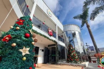 Foto - Montagem decoração natalina