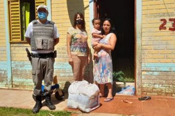 Foto - Natal Solidário beneficia famílias com cestas básicas